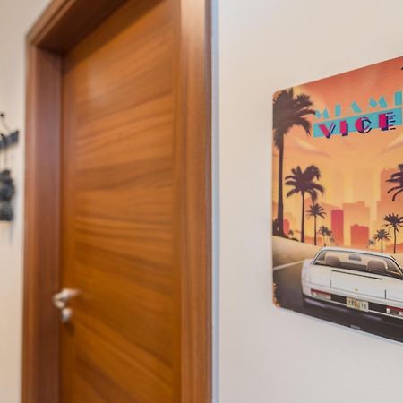 Miami Vice Apartment With Balcony Budapest Esterno foto