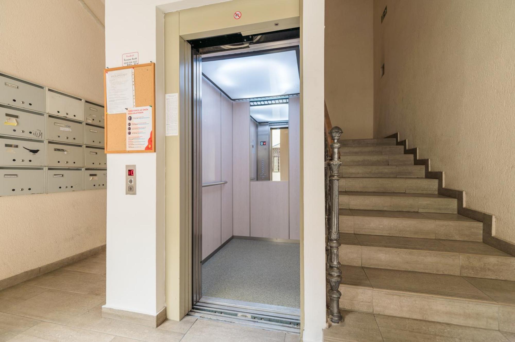 Miami Vice Apartment With Balcony Budapest Esterno foto