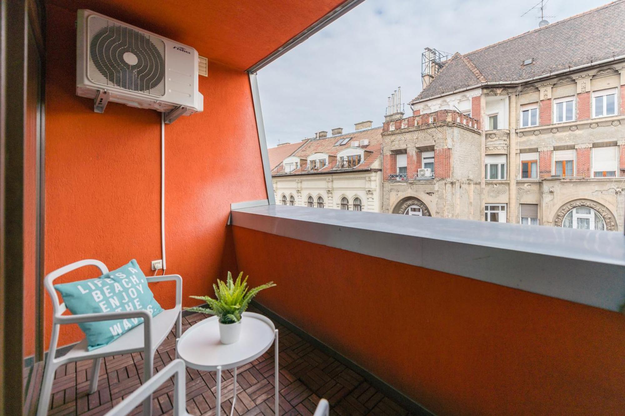 Miami Vice Apartment With Balcony Budapest Esterno foto