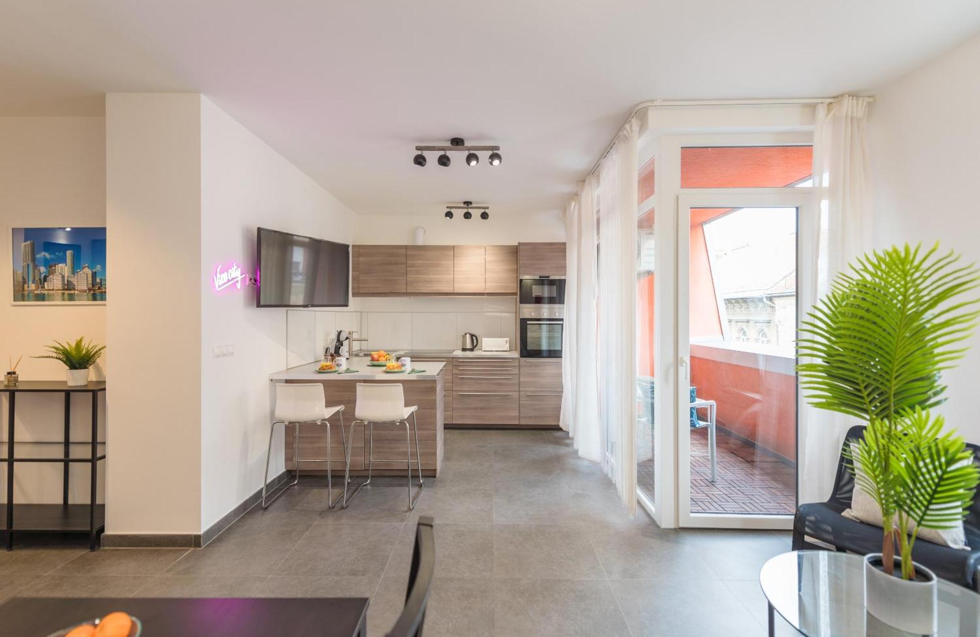 Miami Vice Apartment With Balcony Budapest Esterno foto